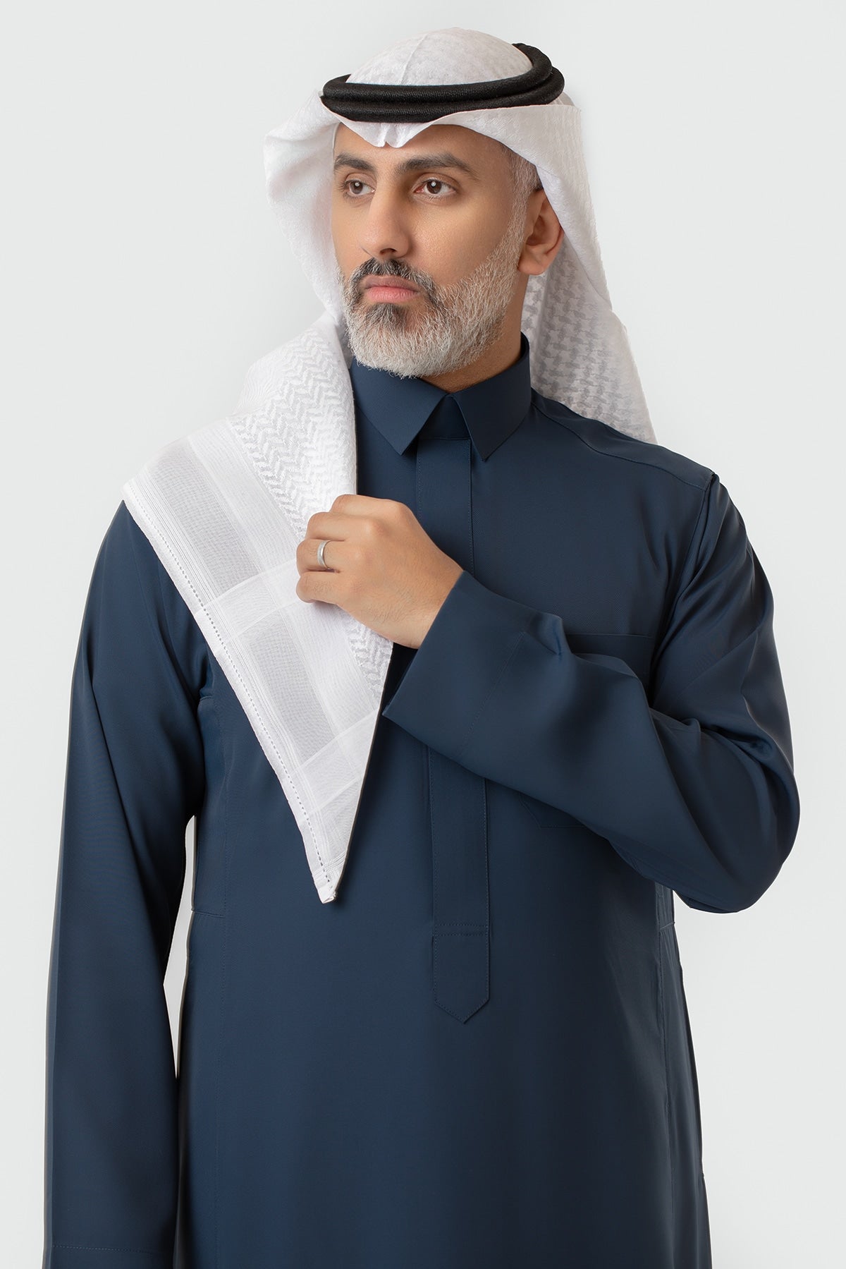 ثوب فاخر سميراميس كحلي, ياقة قلاب