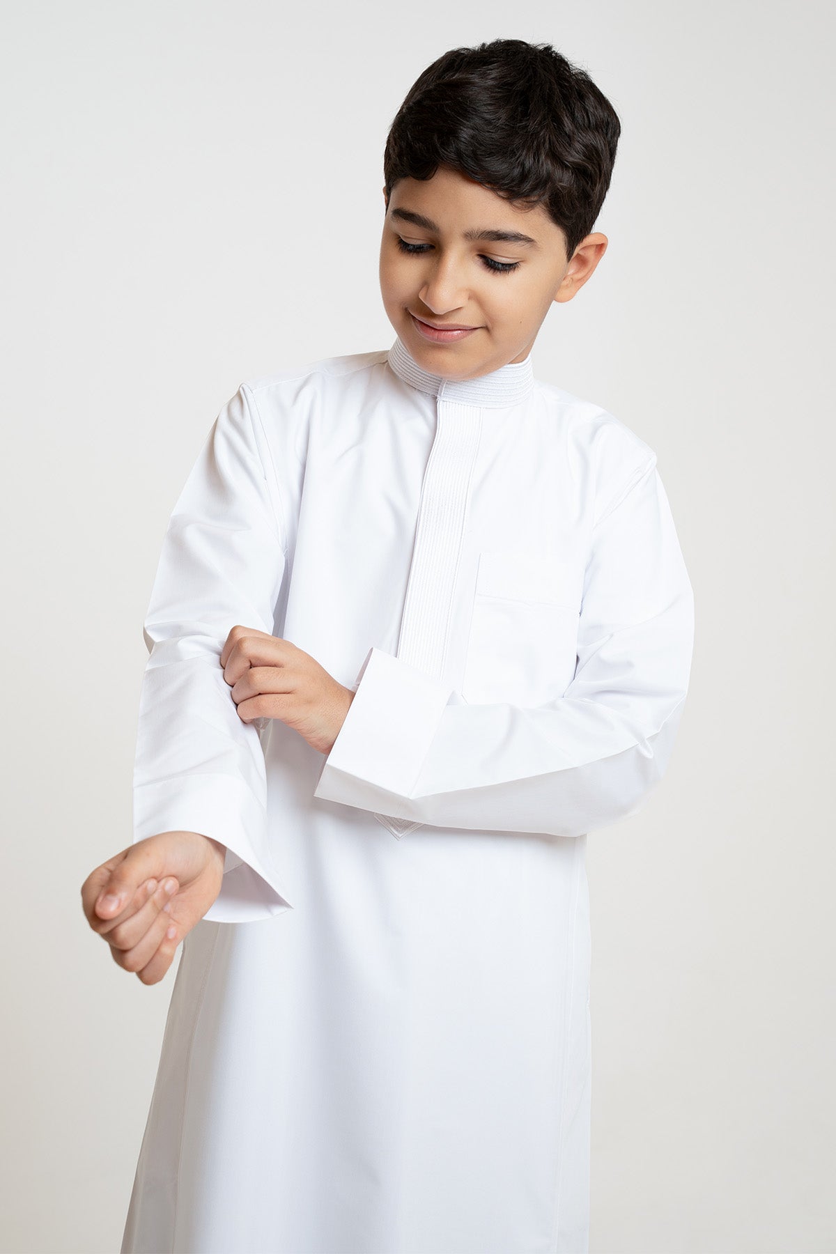 ثوب الشياكة زخرفات شبابي – أبيض
