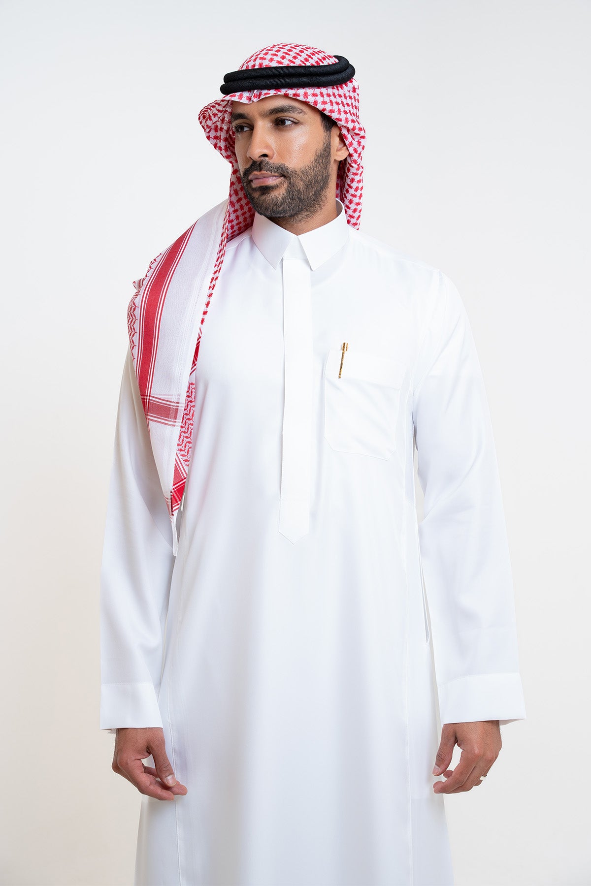 ثوب فاخر سميراميس كريمي, ياقة قلاب