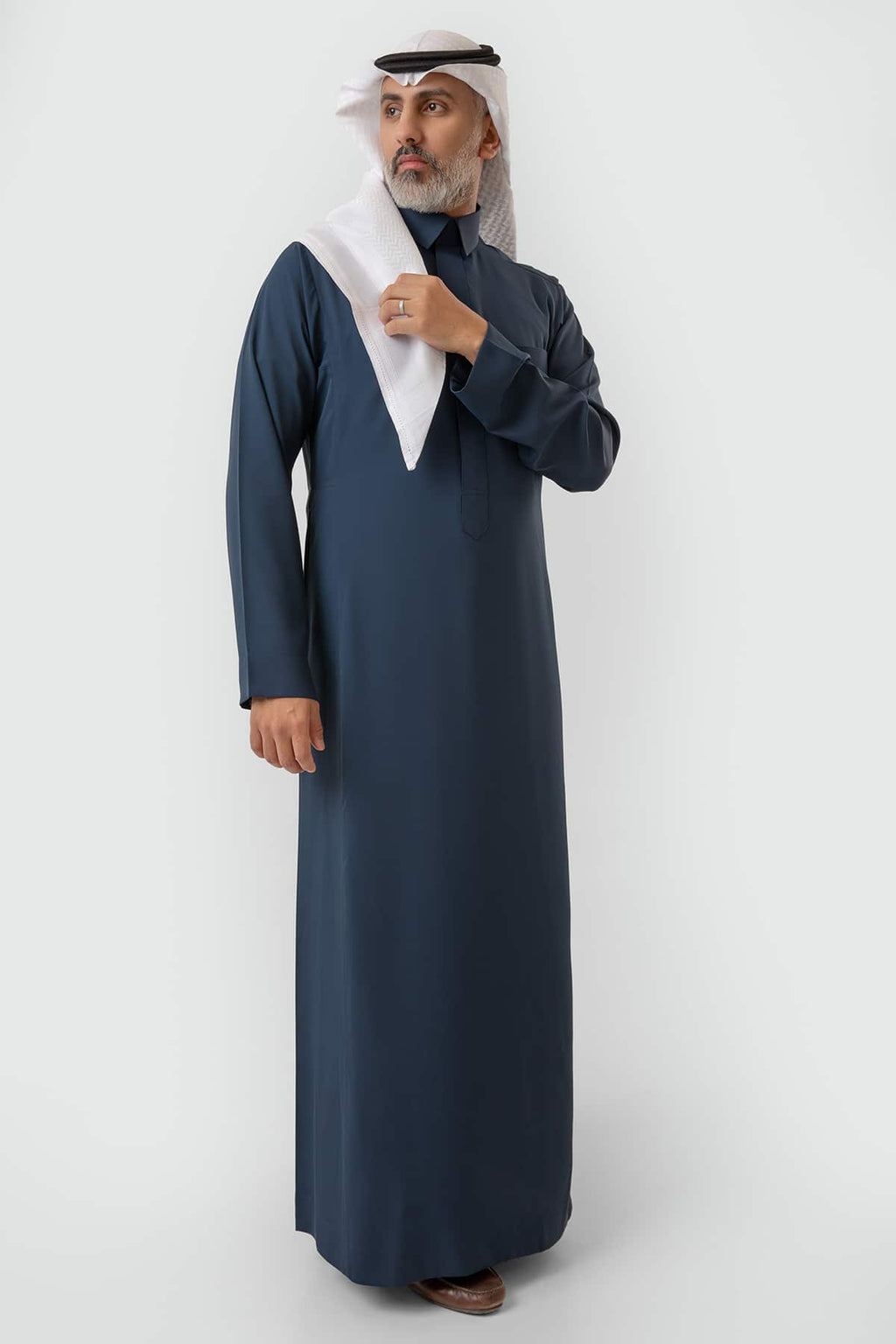 ثوب فاخر سميراميس كحلي, ياقة قلاب