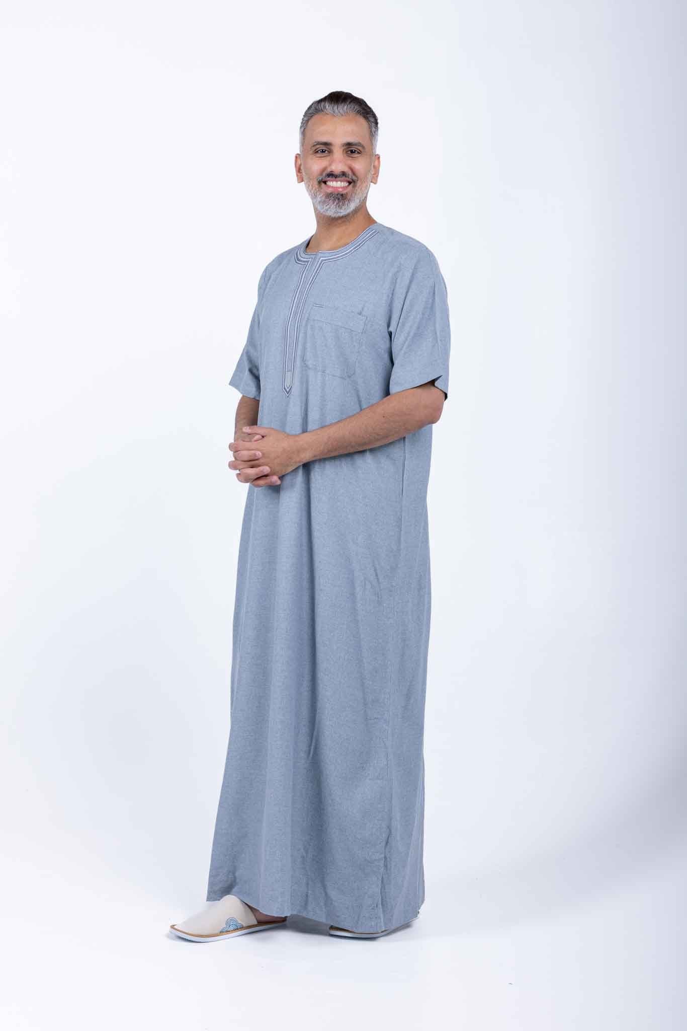 Men's light blue jalabiya with elegant details – sophisticated Arabic style