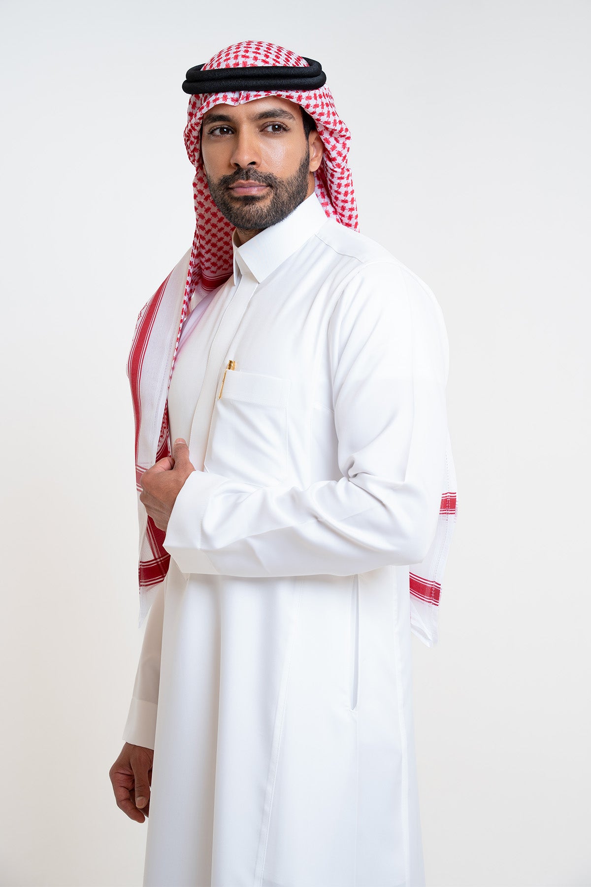 ثوب فاخر سميراميس كريمي, ياقة قلاب
