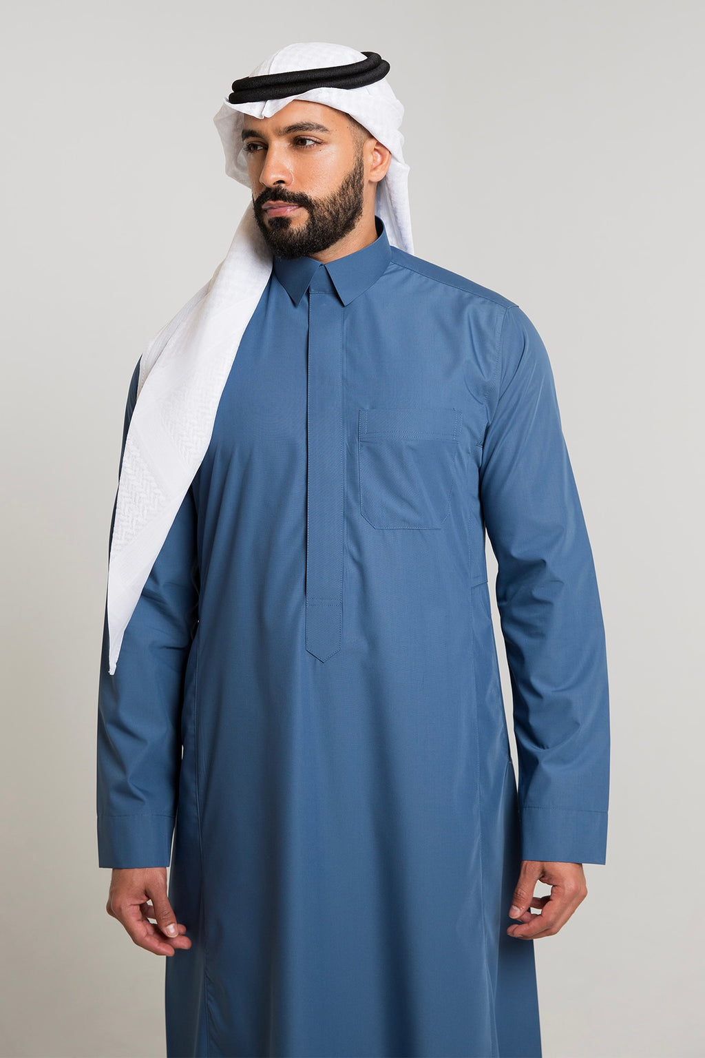ثوب أعمال لون كحلي, ياقة قلاب