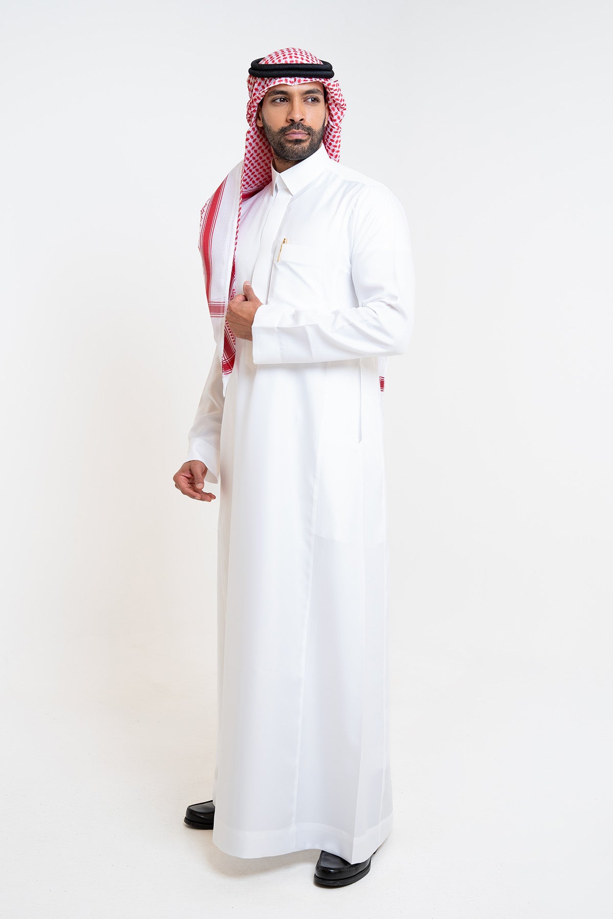 ثوب فاخر سميراميس كريمي, ياقة قلاب