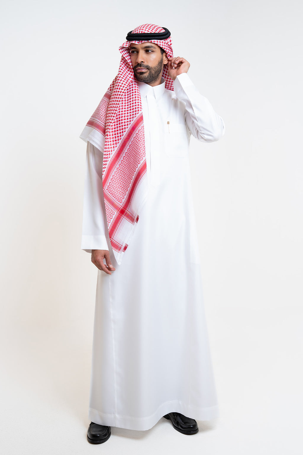ثوب فاخر سميراميس كريمي, ياقة قلاب