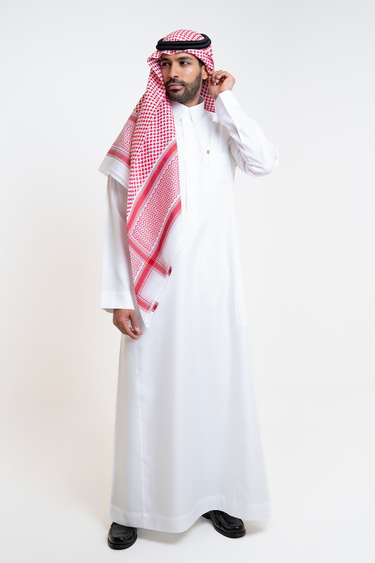 ثوب فاخر سميراميس كريمي, ياقة قلاب
