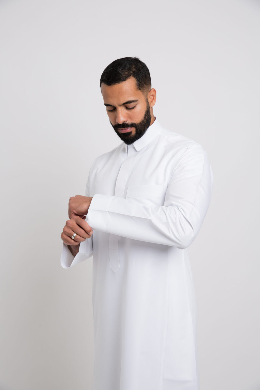 Classic thobe with a pointed collar, hidden zipper, for men, white color