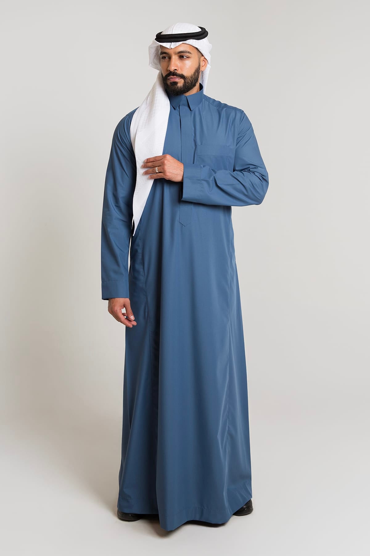 ثوب أعمال لون كحلي, ياقة قلاب