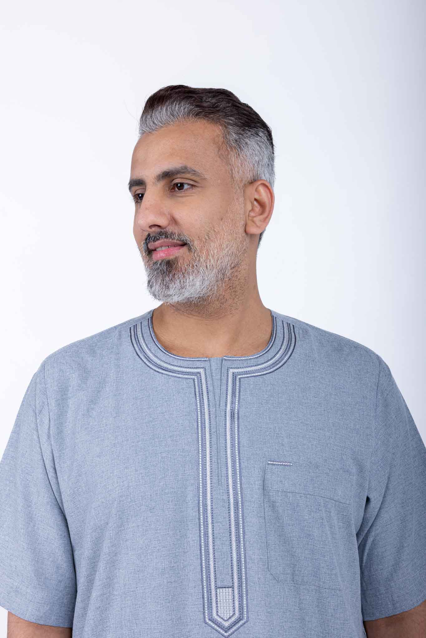 Men's light blue jalabiya with elegant details – sophisticated Arabic style